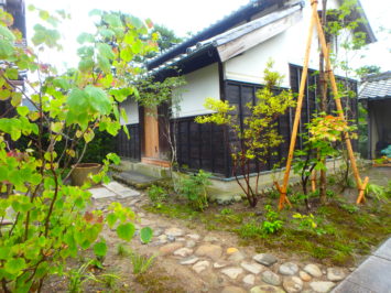 静岡県袋井市K様邸の植栽工事と造園外構工事の写真です。日本庭園の石畳の園路の写真です。
