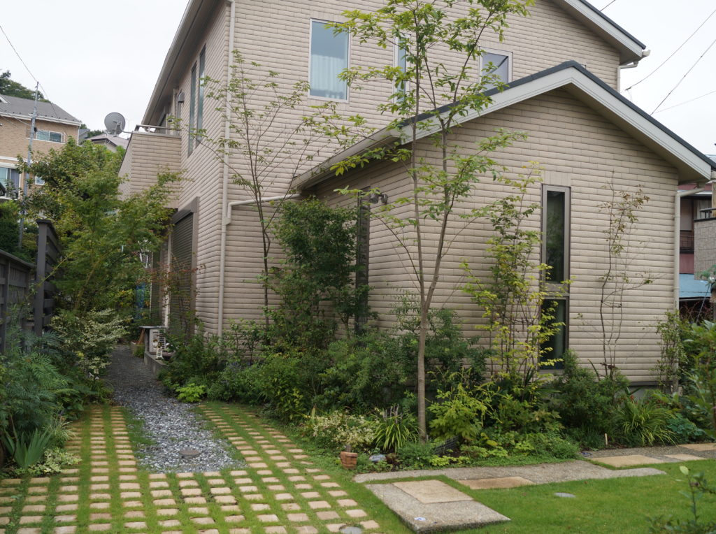 横須賀市Ｈ様邸の植栽工事と造園外構工事の写真です。駐車場の写真です。