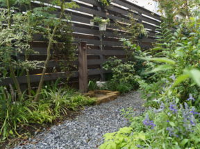 横須賀市Ｈ様邸の植栽工事と造園外構工事の写真です。目隠しのウッドフェンスの写真です。