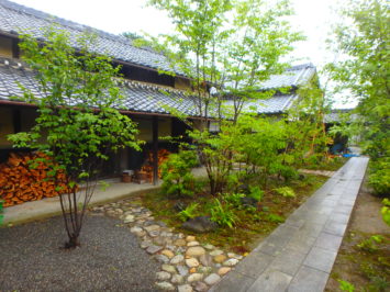 静岡県袋井市K様邸の植栽工事と造園外構工事の写真です。日本庭園の石畳の園路の写真です。