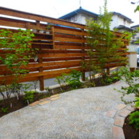 横須賀Ｎ様邸の植栽工事と造園外構工事の写真です。目隠しのウッドフェンスの写真です。
