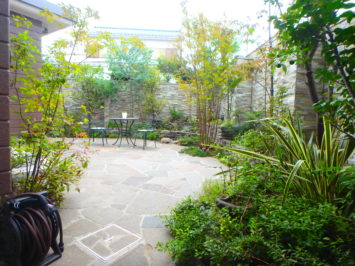 横須賀・葉山・逗子・鎌倉・湘南・川崎・横浜の庭づくりをしている彩葉苑がつくった横浜Ｈ様邸の植栽工事と造園外構工事の写真です。石張りのテラスの写真です。