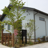 横浜Ｋ様邸の造園工事。平屋の庭づくりでウッドフェンスと木戸の結界と雑木の植栽などの庭づくりをしました。