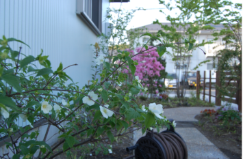 横浜Ｋ様邸の造園工事。平屋の庭づくりでウッドフェンスと木戸の結界と雑木の植栽などの庭づくりをしました。これは洗い出しと枕木のアプローチです。