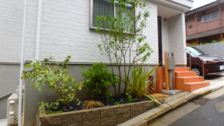 小さな花壇にオシャレな植栽、石のマルチでローメンテナンスなお庭を造りました。