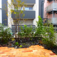 いろは苑が横浜市で作ったレンガのテラスとゴロタ石のあるローメンテナンスなお庭。
