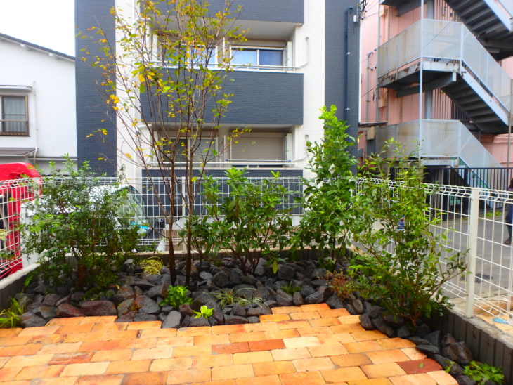 いろは苑が横浜市で作ったレンガのテラスとゴロタ石のあるローメンテナンスなお庭。