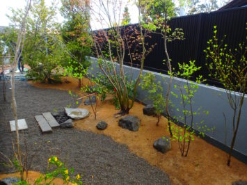 いろは苑が袋井市で造園したバードバスのある新緑の美しい雑木の庭
