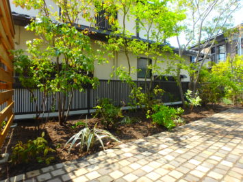 横須賀市にあるいろは苑が横浜市都筑区で作ったファミリーガーデンでピンコロのテラスや食べられる植栽が多くある庭。