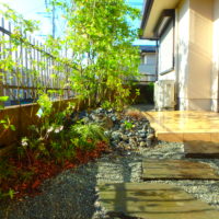 横須賀の造園屋のいろは苑が横浜市保土ヶ谷区で作った早期のあるアプローチと、シンプルモダンなバードバスのある主庭にリガーデン。