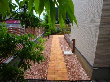 横須賀のいろは苑が横浜市で作った、菜園とレンガのテラスと芝生のある庭