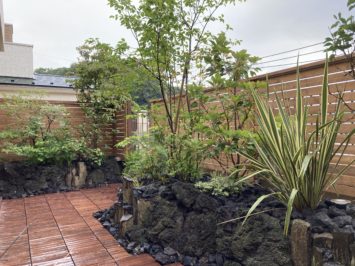 いろは苑が横浜で作った溶岩石の花壇とウッドフェンスのあるモダンな屋上庭園