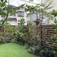 横須賀市にある植木屋のいろは苑が、横浜でアプローチと主庭を雑木と芝生を使って作ったお庭。