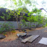 いろは苑が袋井市で造園したバードバスのある新緑の美しい雑木の庭