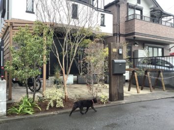 横須賀のいろは苑が横浜で作った駐輪場のあるお庭