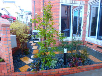 横須賀のいろは苑が横浜市に作ったトラバの平板ととゴロタ石と植栽がマッチしたお庭