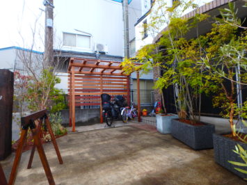 横須賀のいろは苑が横浜で作った駐輪場のあるお庭